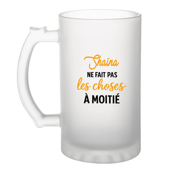 Verre à Bière Shaina ne fait pas les choses a moitie- Chope - Idée Verre à Bière Personnalisable Cadeau Anniversaire Camping Fête Original Famille Travail Départ Collègue Retraite Noël