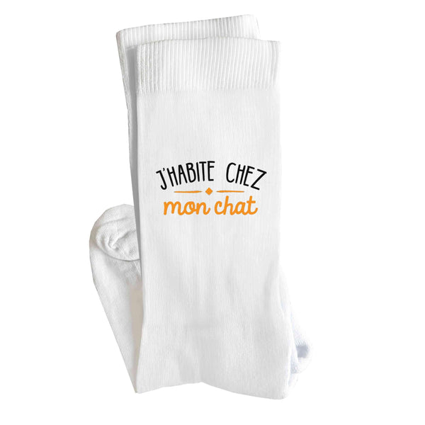 Chaussettes J’habite chez mon chat | Socks | Taille 36-40 | Idée Chaussettes Personnalisées Cadeau Fête Original Famille Travail Départ Collègue Retraite Noël.