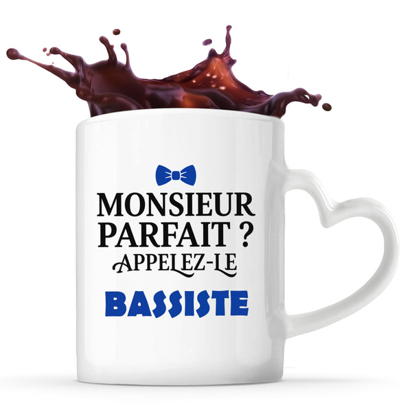 Tasse Cœur Monsieur Parfait Bassiste - Mug - Idée Tasse Personnalisable en forme de Cœur Cadeau Anniversaire Fête Original Famille Travail Départ Collègue Retraite Noël.