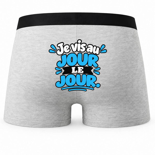Boxer Homme Je vis au Jour Le Jour. Expressions Françaises | modèle 2 | Caleçon Coton Gris Motif au Dos Coutures Plates S à 5XL | Idée Cadeau Fête des Pères Noël