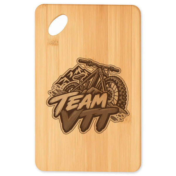 Planche à Découper Team VTT | modèle 2 | Plateau Apéro Bambou Gravé 30 × 20 cm | Cuisine Barbecue Apéritif | Idée Cadeau Vététiste Crémaillère Noël