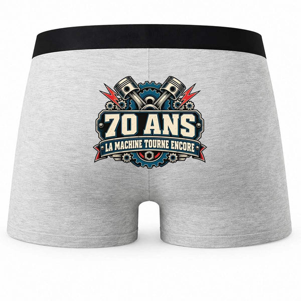 Boxer Homme 70 Ans, La Machine Tourne Encore | Caleçon Coton Gris Motif au Dos Coutures Plates S à 5XL | Idée Cadeau Fête des Pères Noël