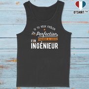 Débardeur homme passe à côté d'un ingénieur