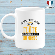 Mug jouer de la flûte et ignorer le monde