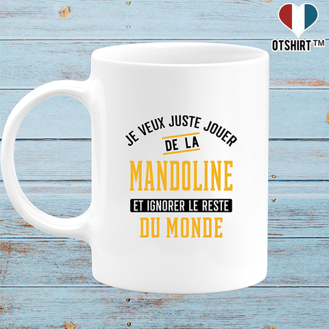 Mug jouer de la mandoline et ignorer le monde