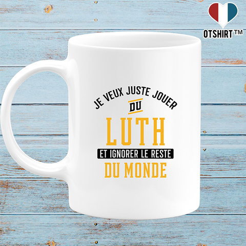 Mug jouer du luth et ignorer le monde