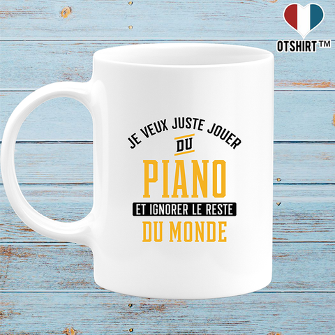Mug jouer du piano et ignorer le monde