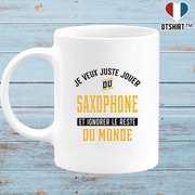 Mug jouer du saxophone et ignorer le monde
