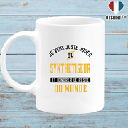 Mug jouer du synthetiseur et ignorer le monde
