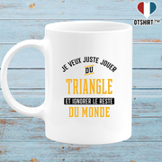 Mug jouer du triangle et ignorer le monde