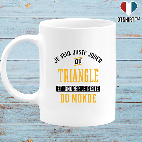 Mug jouer du triangle et ignorer le monde