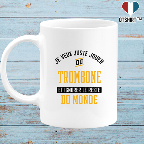Mug jouer du trombone et ignorer le monde