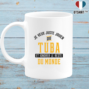 Mug jouer du tuba et ignorer le monde