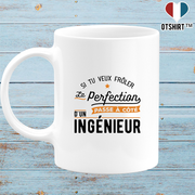 Mug passe à côté d'un ingénieur