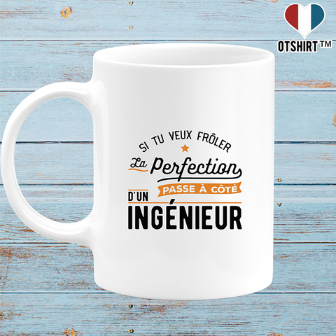 Mug passe à côté d'un ingénieur