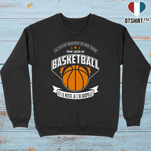 Pull homme jouer au basketball