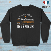 Pull homme passe à côté d'un ingénieur
