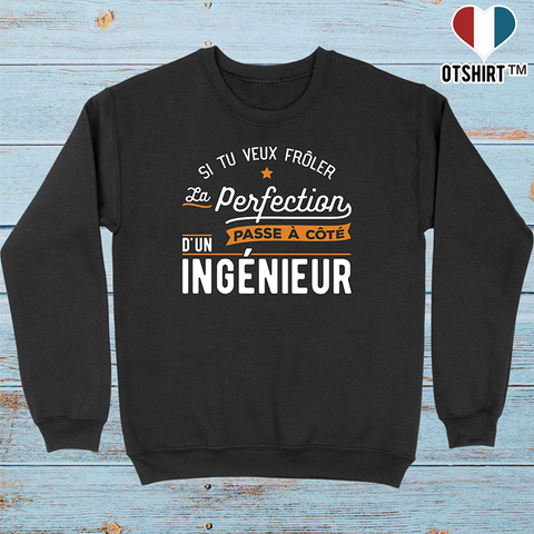 Pull homme passe à côté d'un ingénieur