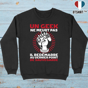 Pull homme un geek ne meurt pas