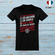  T shirt homme célibataire sur l'ordi