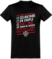  T shirt homme célibataire sur l'ordi