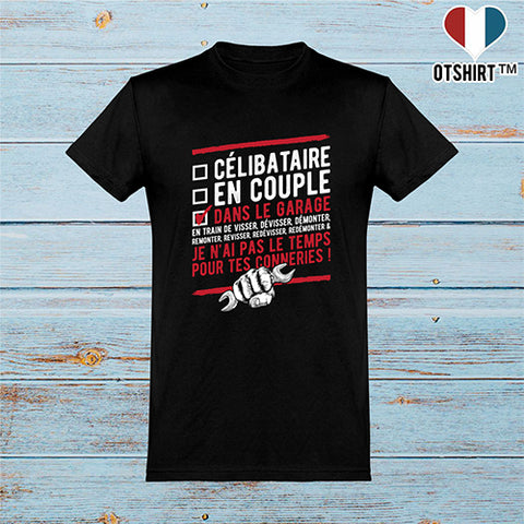 T shirt homme célibataire dans le garage