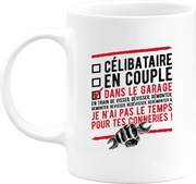 Mug célibataire dans le garage