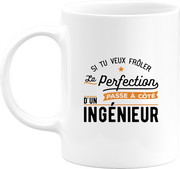 Mug passe à côté d'un ingénieur