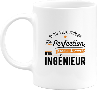 Mug passe à côté d'un ingénieur