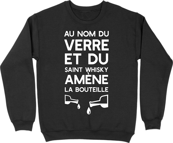 Pull homme amène la bouteille