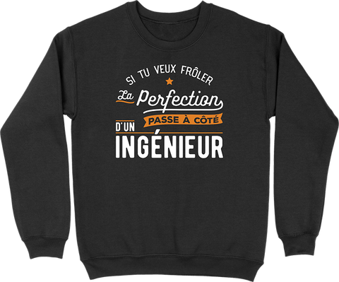 Pull homme passe à côté d'un ingénieur